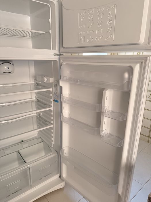 Frigorífico Indesit IT70832W — 437L — 185cm — 2023 — Excelente estado