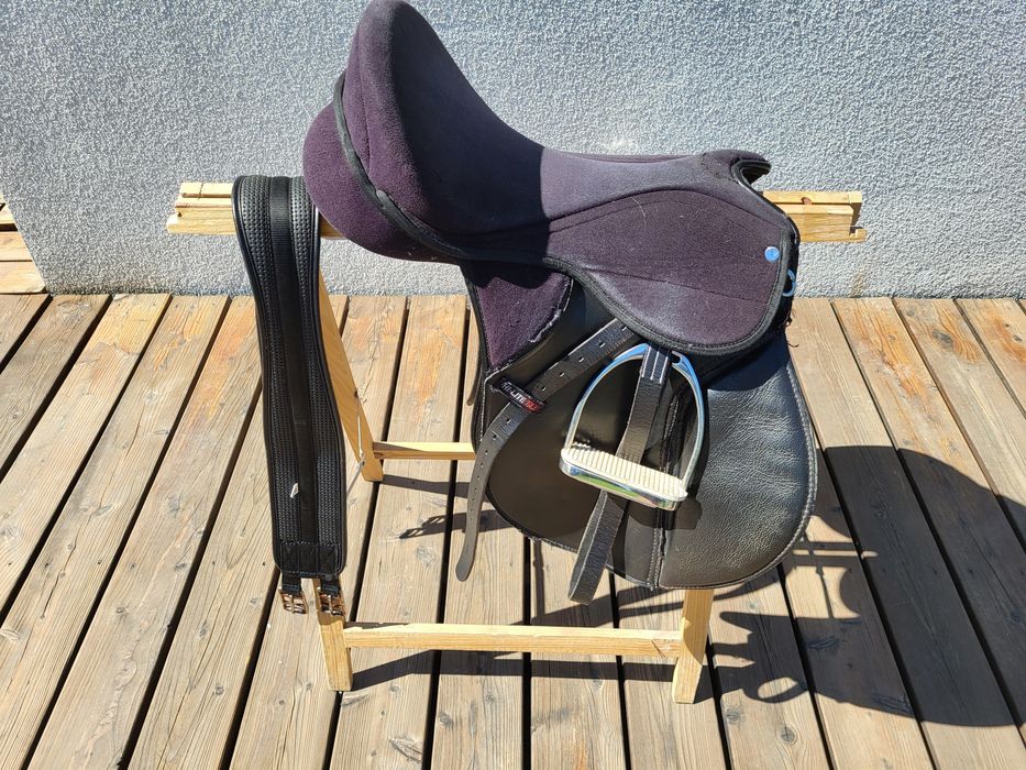 Siodło wszechstronne 17" z popręgiem 120cm