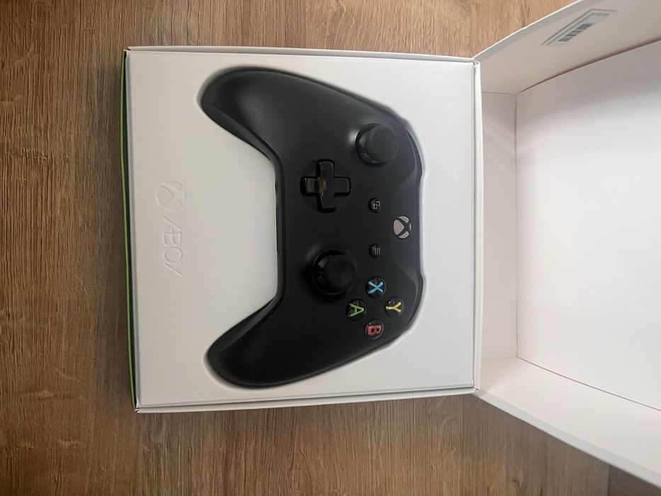Konsola Xbox one s 1tb z dwoma padami