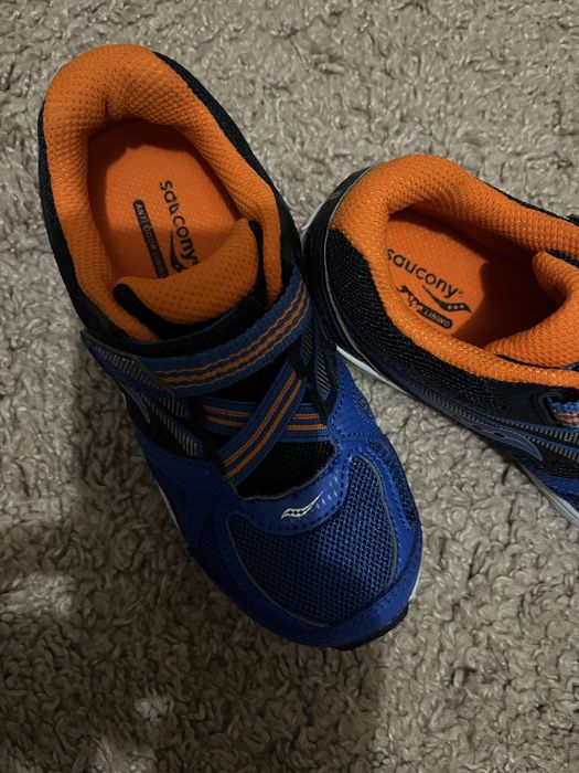 Продам кросівки.Весна. Розмір 29.