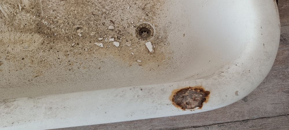 Vendo banheira em chapa de ferro esmaltada com pés