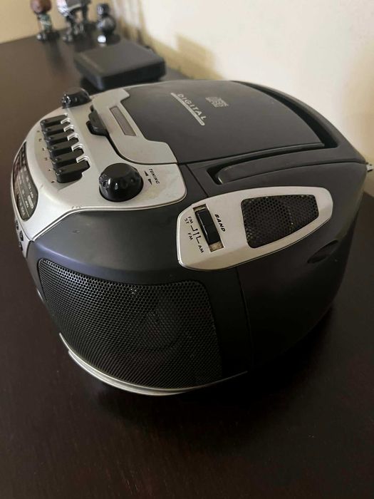 Rádio portátil CROWN com leitor de CD, cassete e rádio AM/FM.