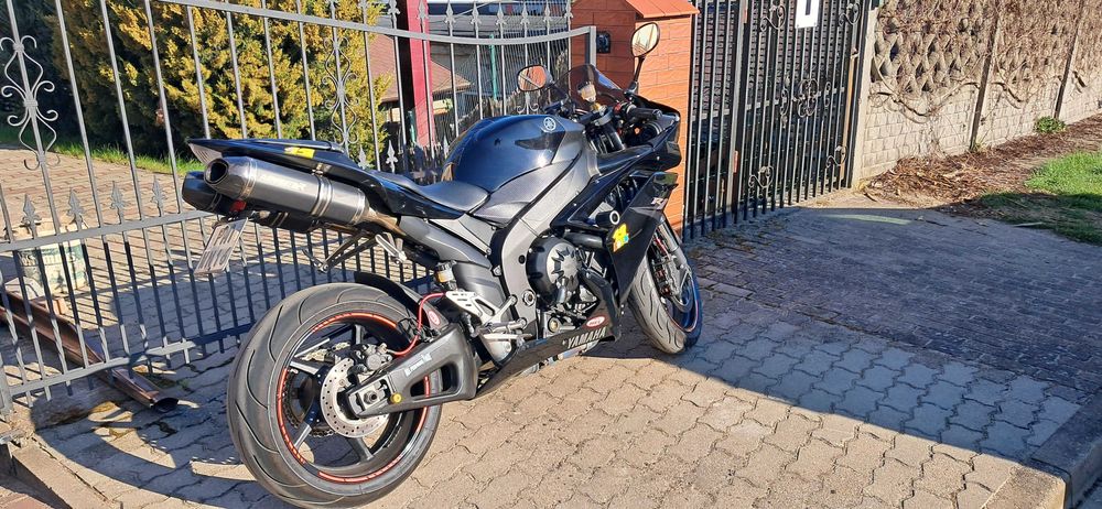 yamaha r1 rn19  dominator
