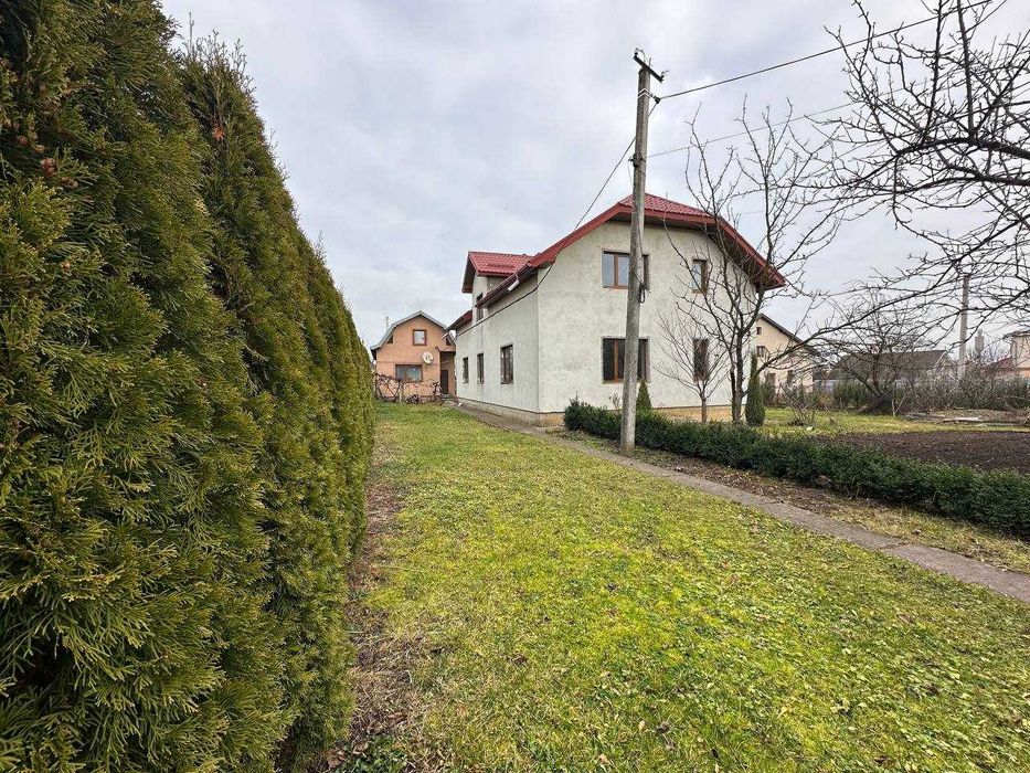 Продаж двох будинків з великою земельною ділянкою у центрі Тлумача