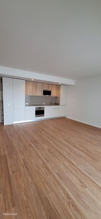 Apartamento T2 com jardim, Loures