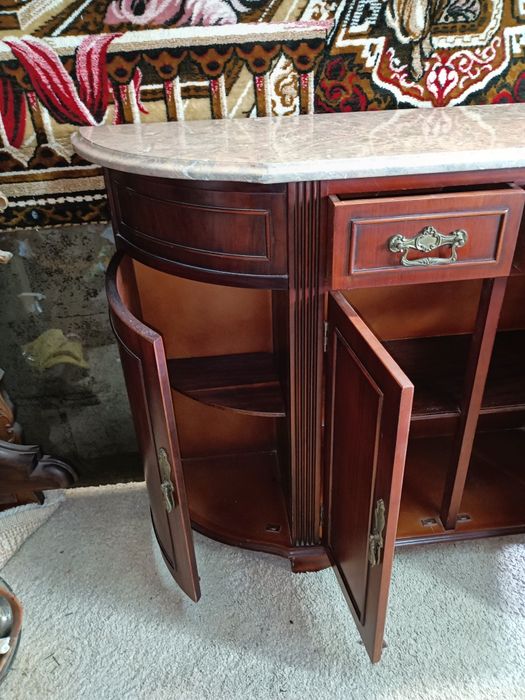 aparador curvo (também conhecido como credência ou consola) em madeira