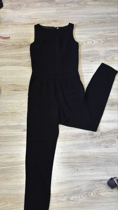 Um elegante macacão preto
