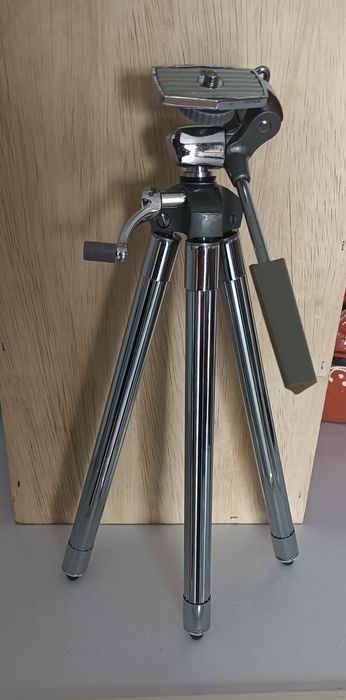 Tripé para máquina fotográfica.