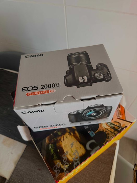 Câmara Fotográfica - Canon EOS 2000D