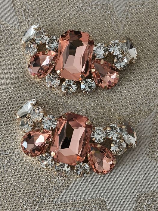 Metalowe klamry do butów z ozdobnymi kamieniami