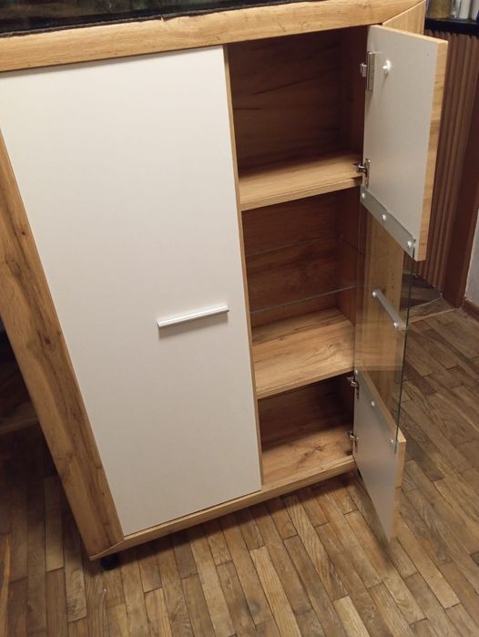 Komoda szafka z półkami.