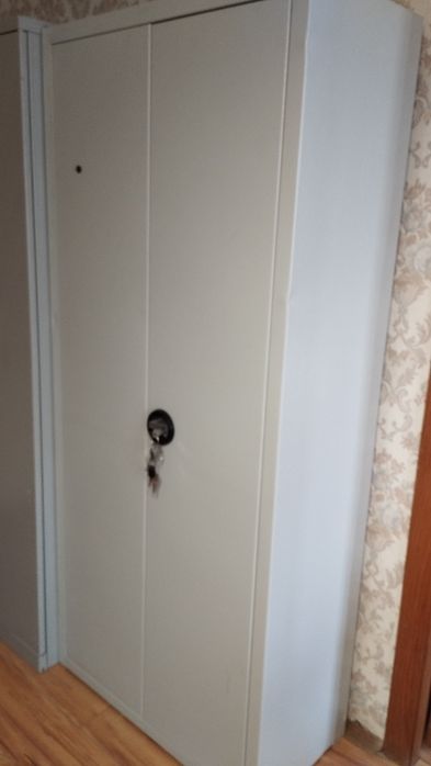 Шафа металева сейфова Паритет С-180