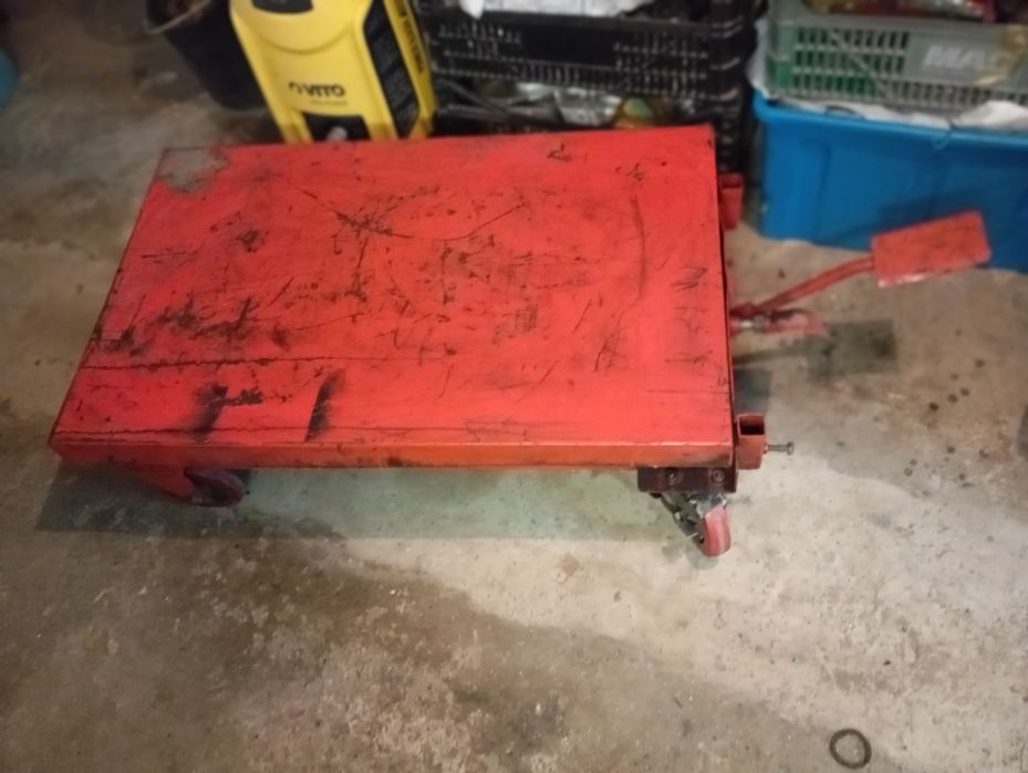 Mesa hidráulica com rodas