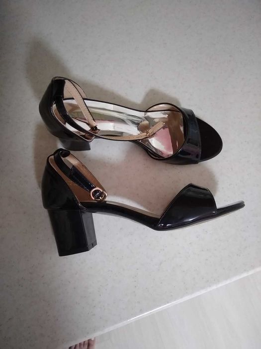 Босоніжки чорні лакеровані 36 розмір