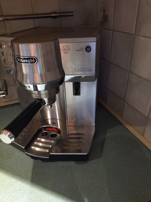 Ciśnieniowy ekspres do kawy DeLonghi
