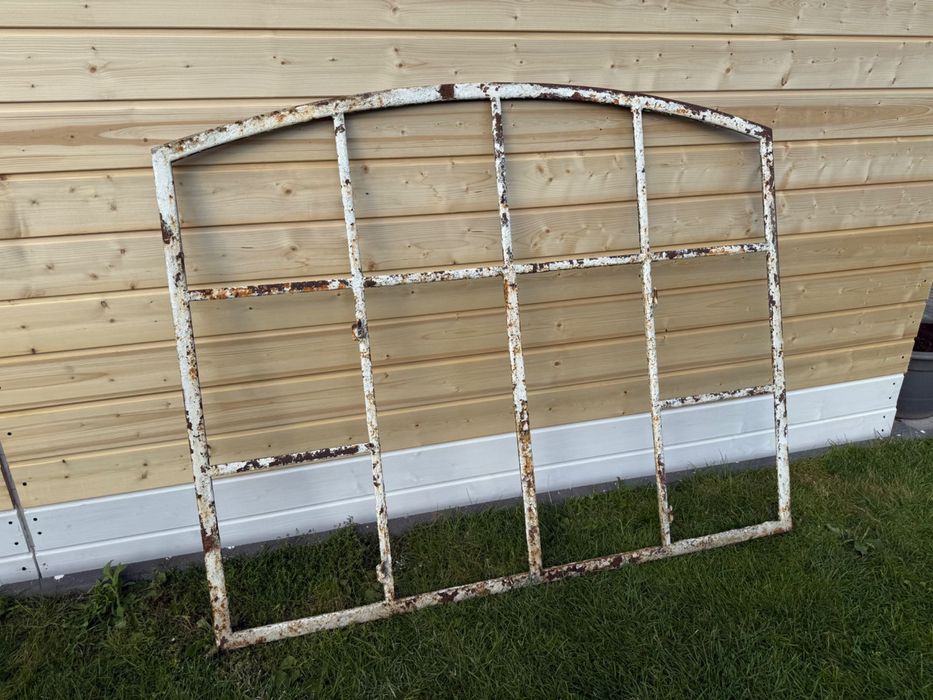 Stare solidne okna żeliwne