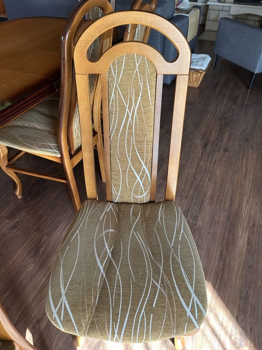 Drewniany stół jadalny