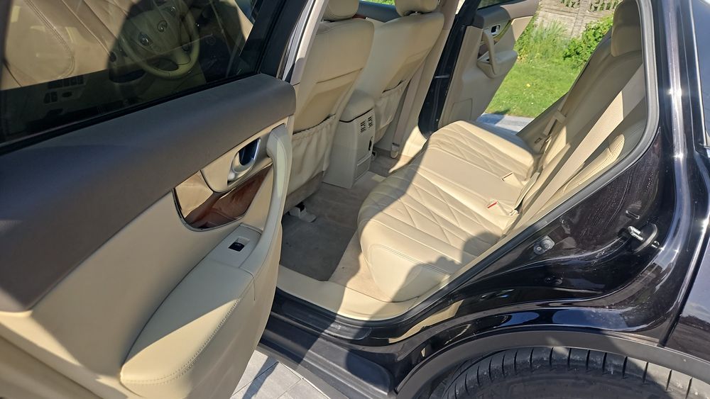 Infiniti FX30d  Salon Polska