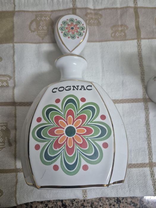 Garrafa decorativa e 3 copos