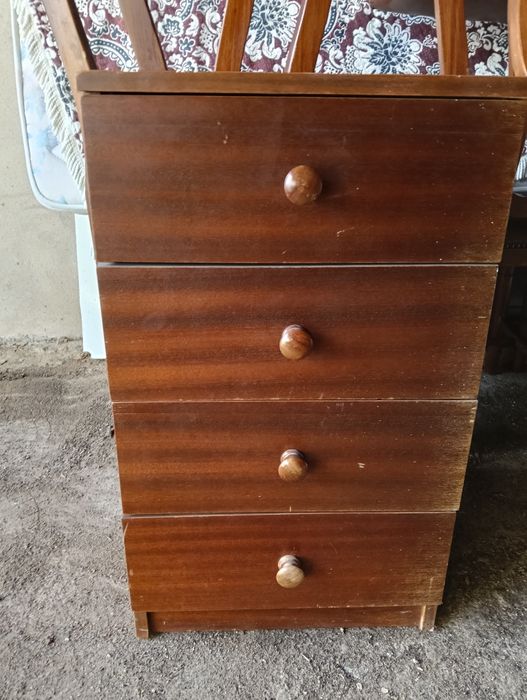 Cama de casal com mesa de cabeceira
