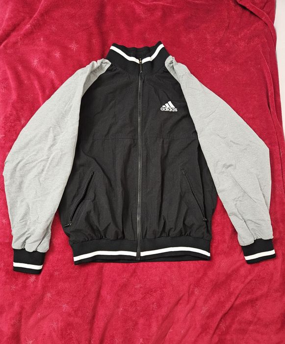 Kurtka wiatrówka adidas z wyszywanym logo od tyłu
