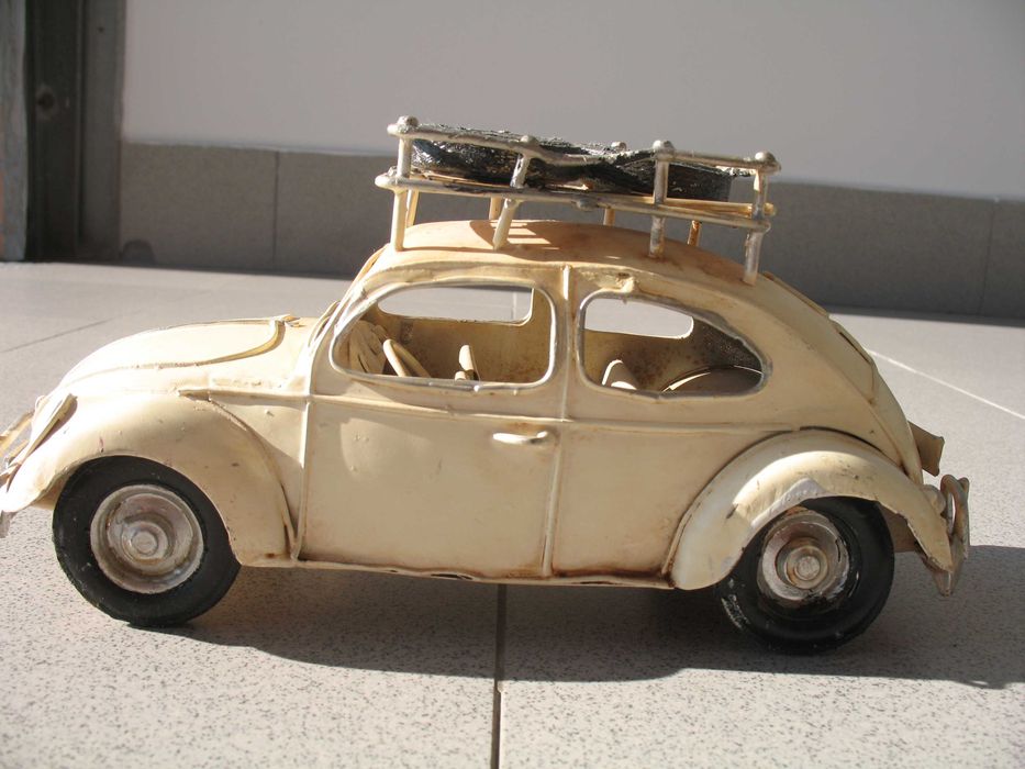 Clássico carocha antigo em chapa