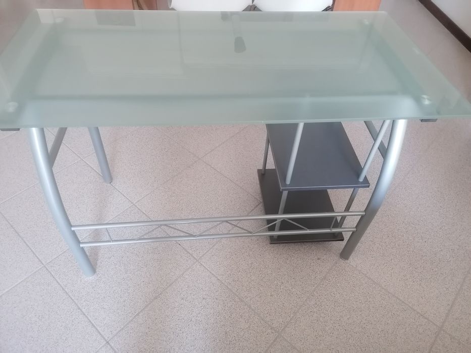 Secretaria com tampo em vidro temperado fosco