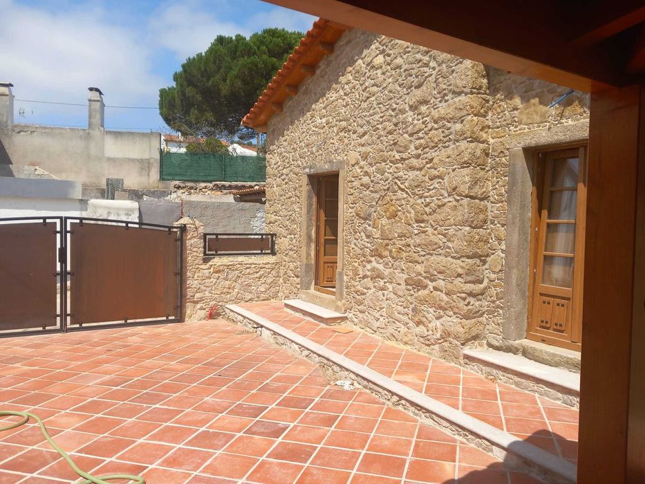 Moradia Térrea T2 Totalmente Reconstruída com Charme Rústico