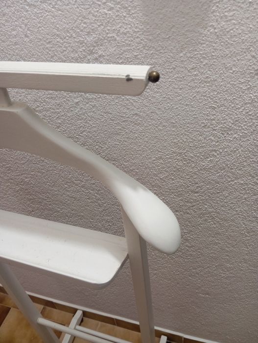 Cabide alto  quarto criança