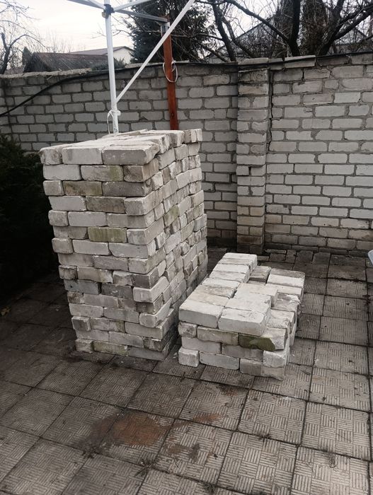 Продам кирпич белый хорошего качества б/у  8гр за штуку