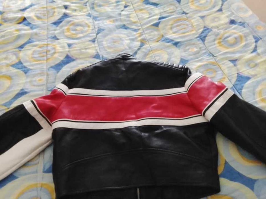 Jaqueta de motociclista Pull&Bear preta e vermelha
