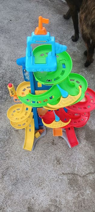 Pista para os carrinhos com cerca de 90 cm de altura