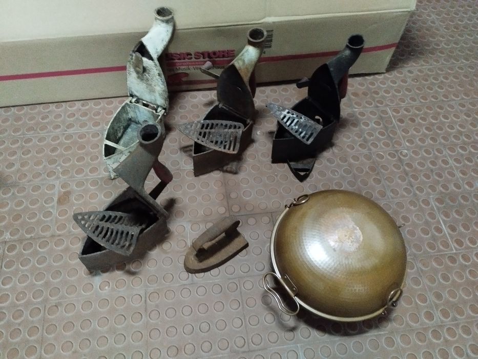 5 ferros de engomar antigos e 1 cataplana