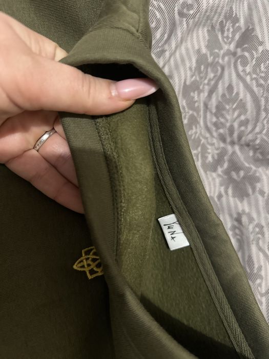 Світер з вишитим гербом