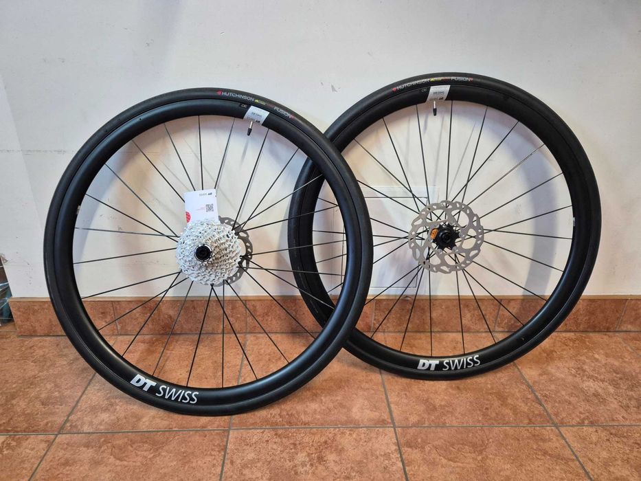 Koła DTSwiss A1800 30mm aero, komplet z oponami, tarczami, kasetą.