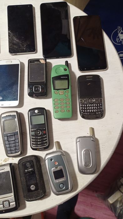 Vinte e cinco telemóveis