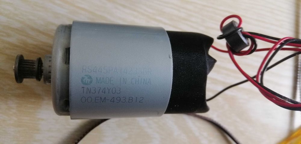 Электро двигатель на 12 - 15 вольт и пасик