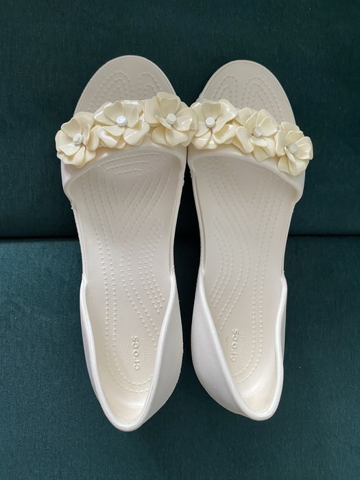 Sandały Crocs Lina Flower D’Orsay Oyster 39/40 W9