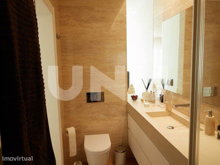 Apartamento T2, remodelado, em condomínio com piscina.