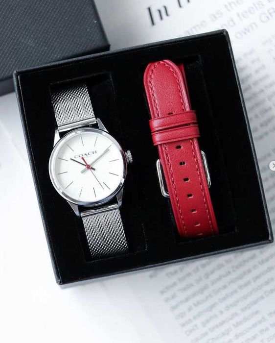 В наявності годинник Coach