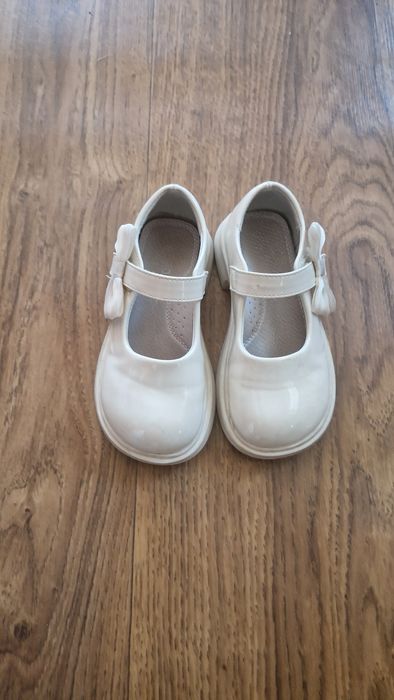 Взуття на дівчинку