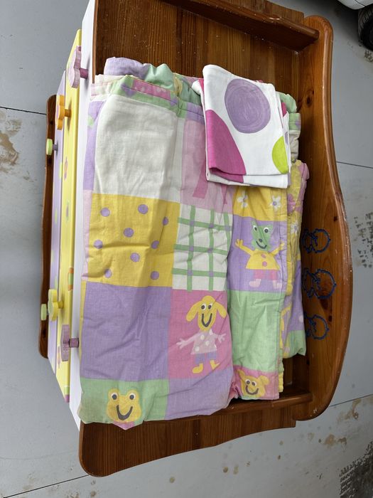Moveis em madeira maciça para quarto menina com tema de princesas