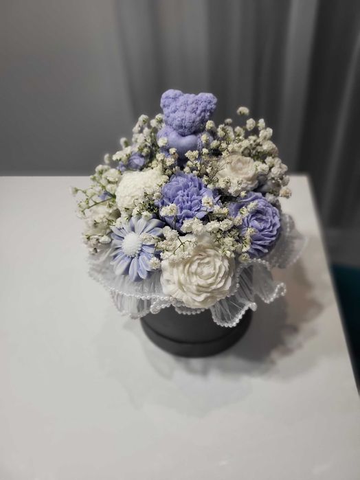 Kwiaty z wosku w ozdobnym pudelku