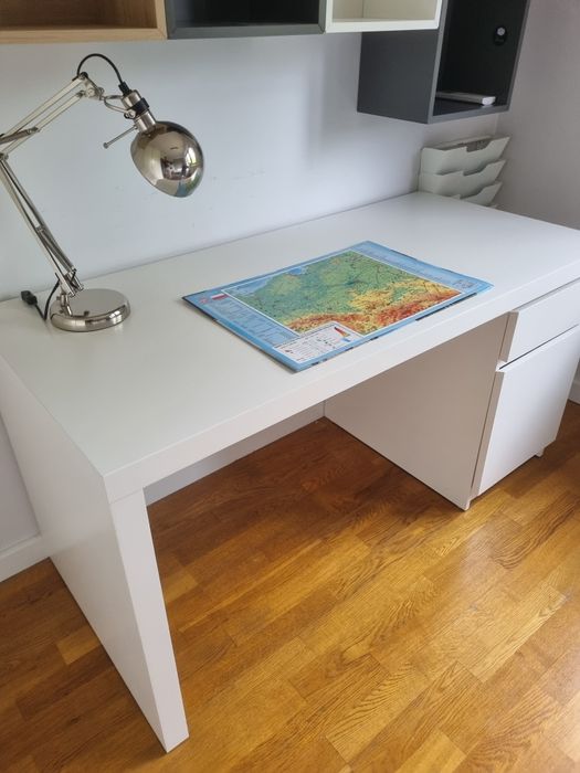 Biurko MÄLM marki  IKEA z gratisami