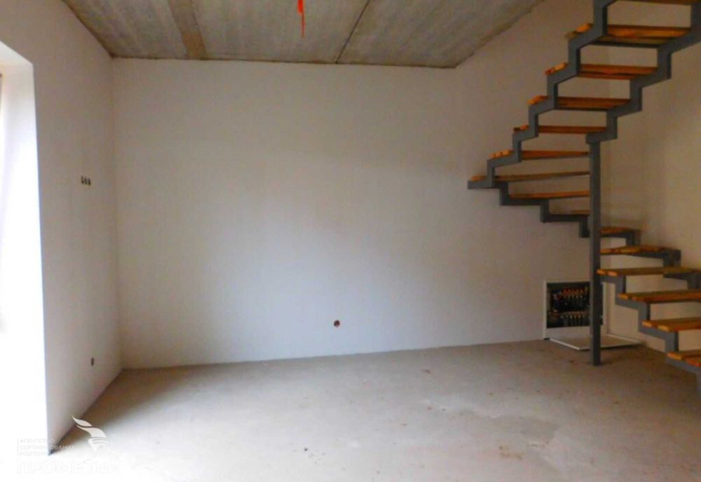 Продам 2 поверховий таунхаус в районі Агрономічне