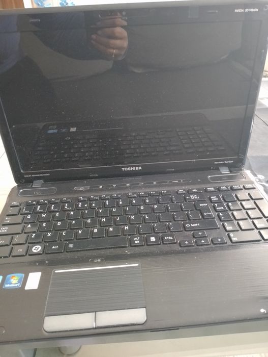 Sprzedam uszkodzony laptop Toshiba Satelliite P750-11g