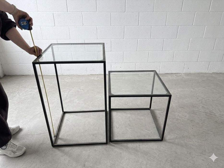 Ekspozytory handlowe – metalowe cube’y ze szklanym blatem