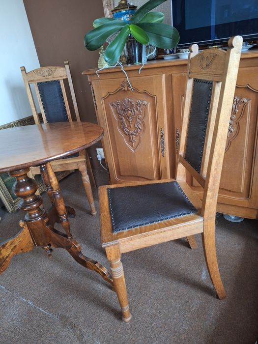 Efektowny drewniany wiekowy stolik