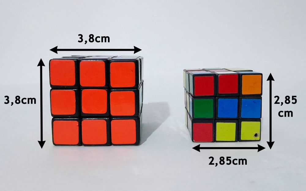 2 Cubos Mágicos 3x3x3 - Tamanhos Médio e Mini (Anos 90)