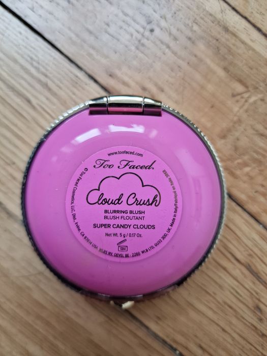 Róż Too Faced Cloud Brush Blush, kolor Super Candy Clouds